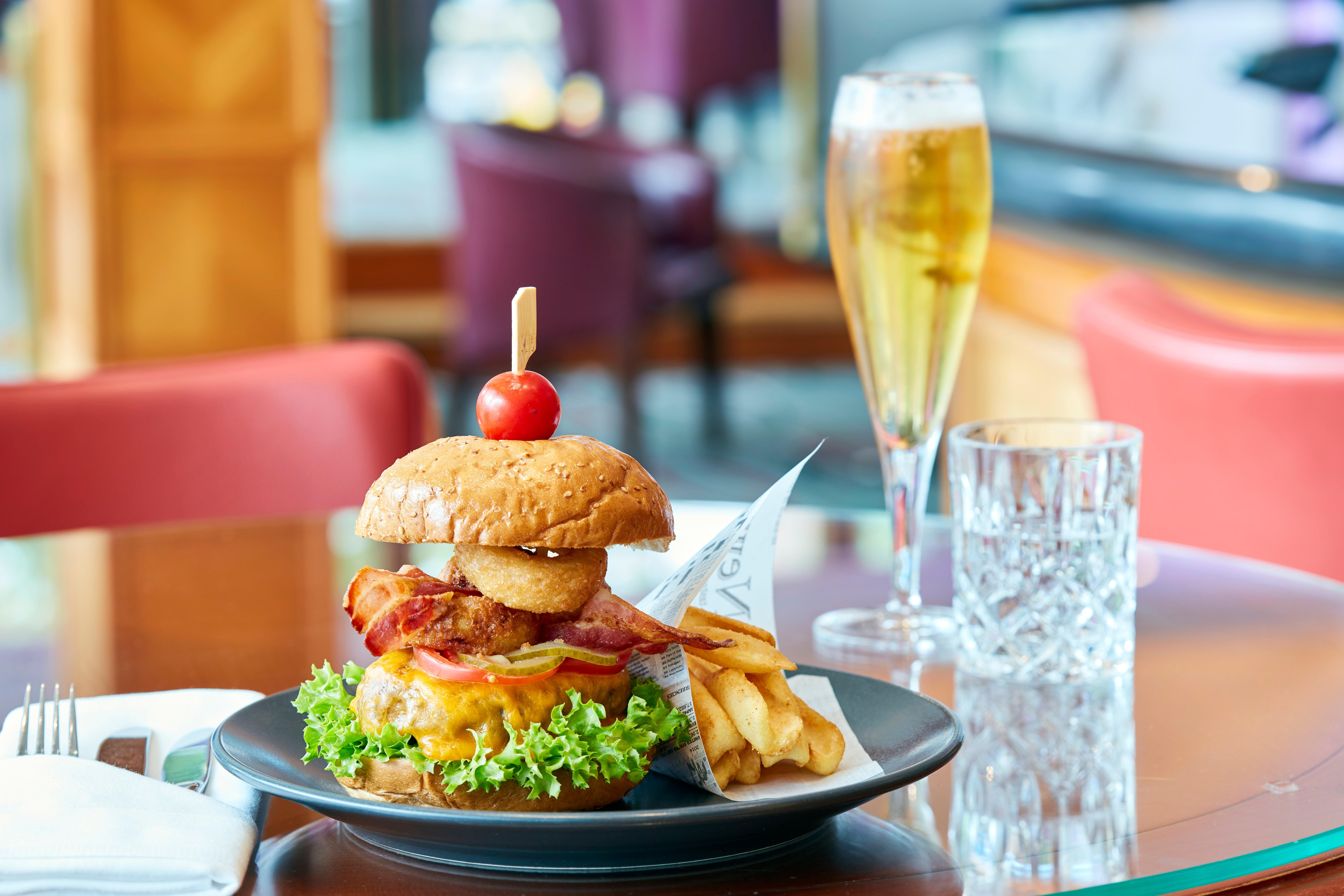 Intercontinental Berlin By Ihg Hotel Bagian luar foto A hamburger with chips and a glass of champagne