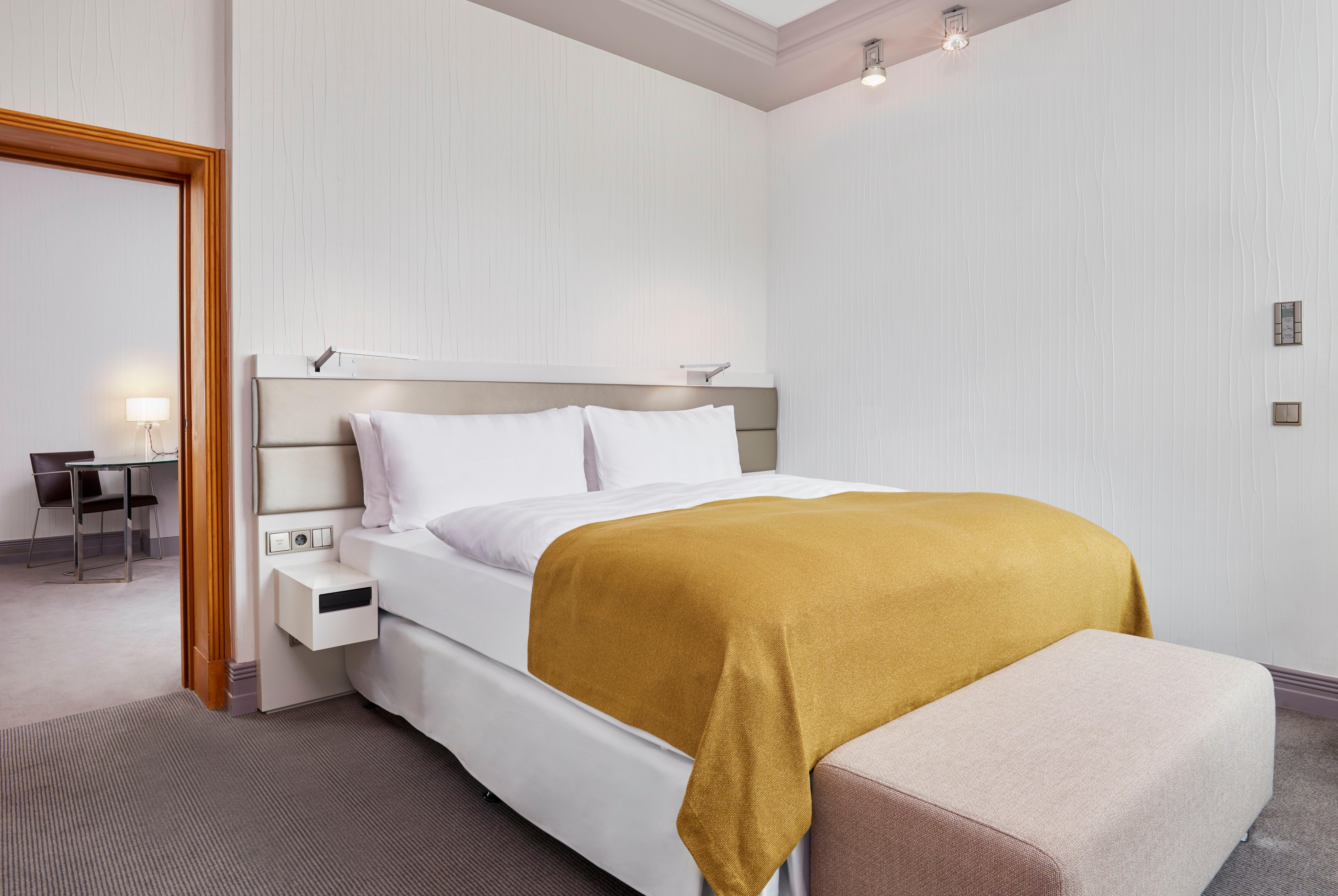 Intercontinental Berlin By Ihg Hotel Bagian luar foto A bedroom at the hotel