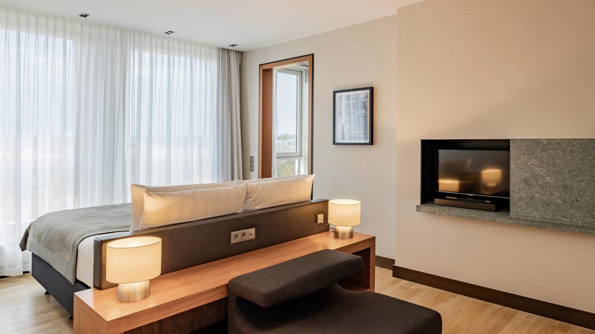 Intercontinental Berlin By Ihg Hotel Bagian luar foto A bedroom at the hotel