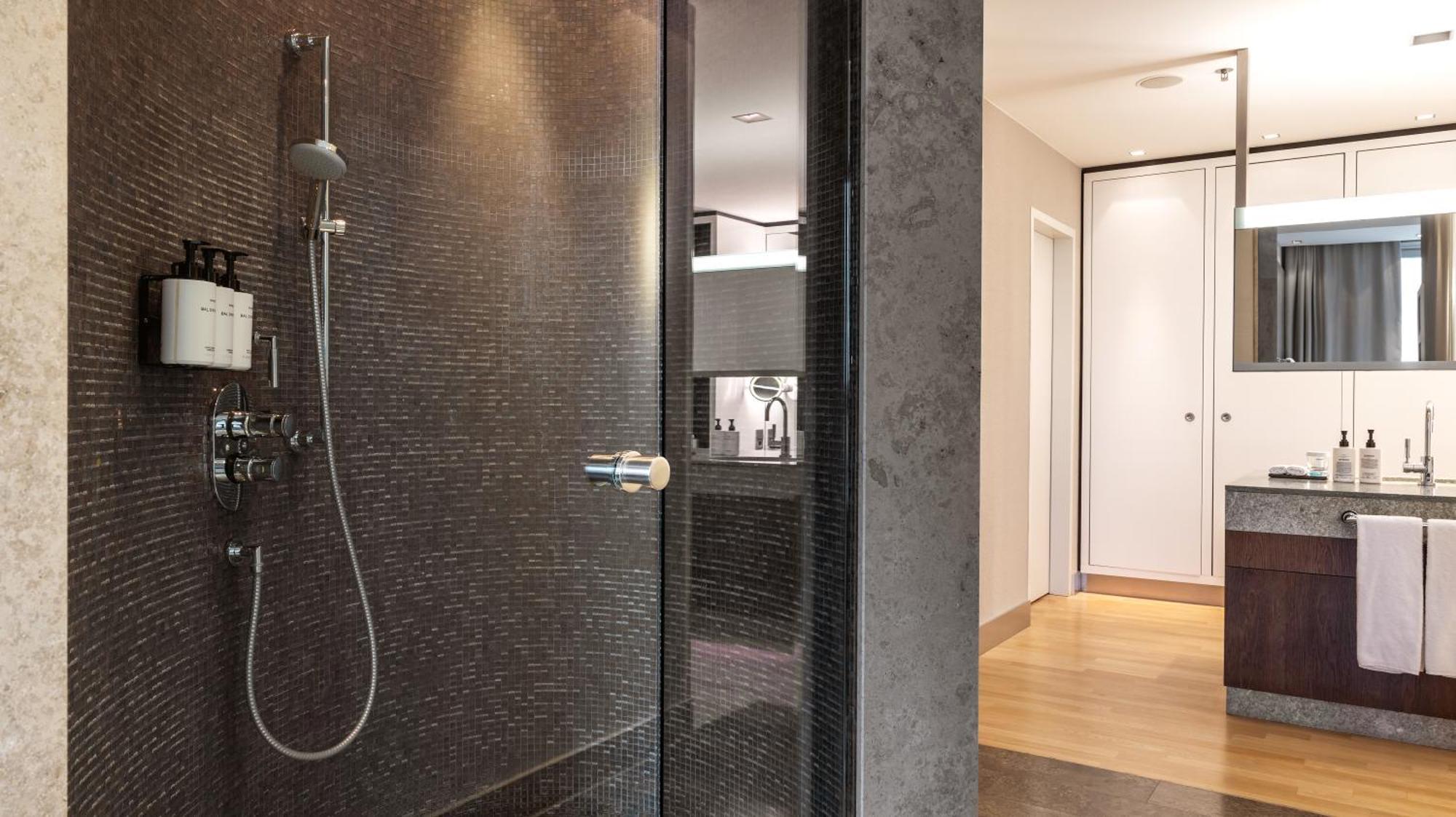 Intercontinental Berlin By Ihg Hotel Bagian luar foto Shower door