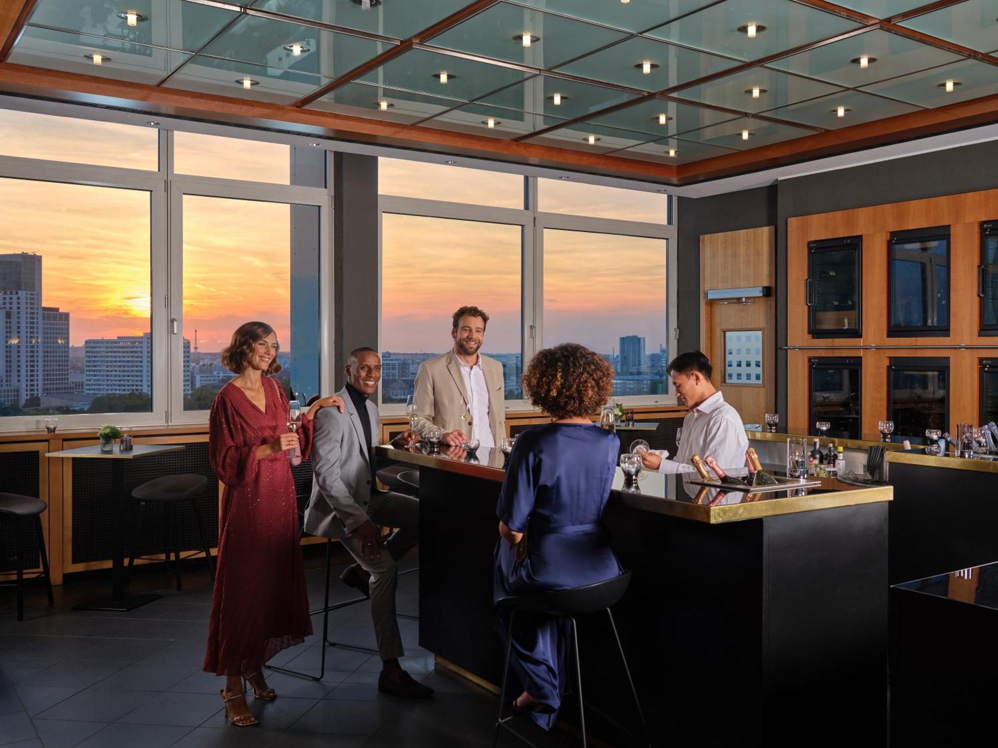 Intercontinental Berlin By Ihg Hotel Bagian luar foto The Club lounge at Beijing Capital International Airport