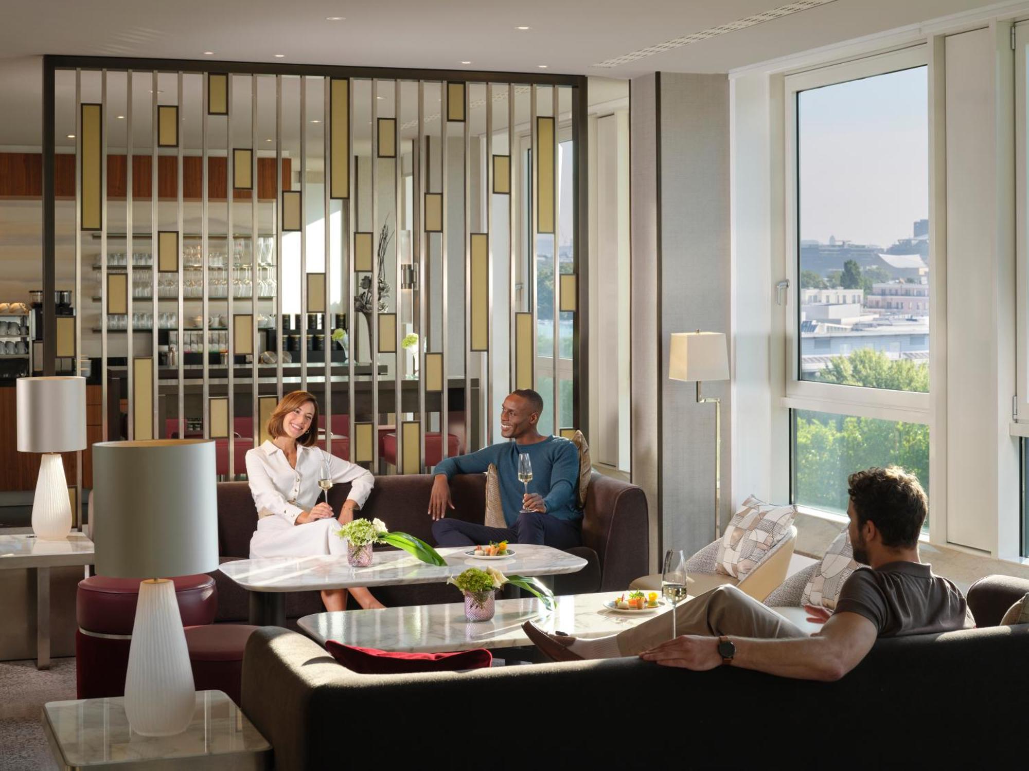 Intercontinental Berlin By Ihg Hotel Bagian luar foto The lounge at the airport